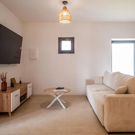 Holiday home Grange De Clyna-piscine & A 10 Min Du Circuit Parigne-l'Eveque